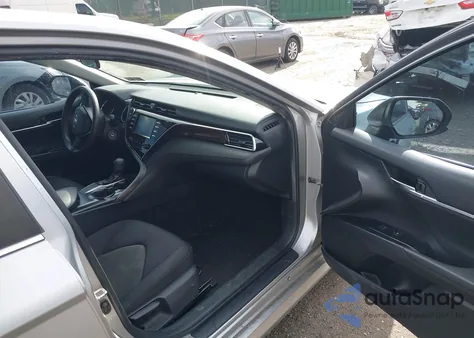 2018 Toyota Camry Le z USA, uszkodzony, nr VIN 4T1B11HK1JU557412